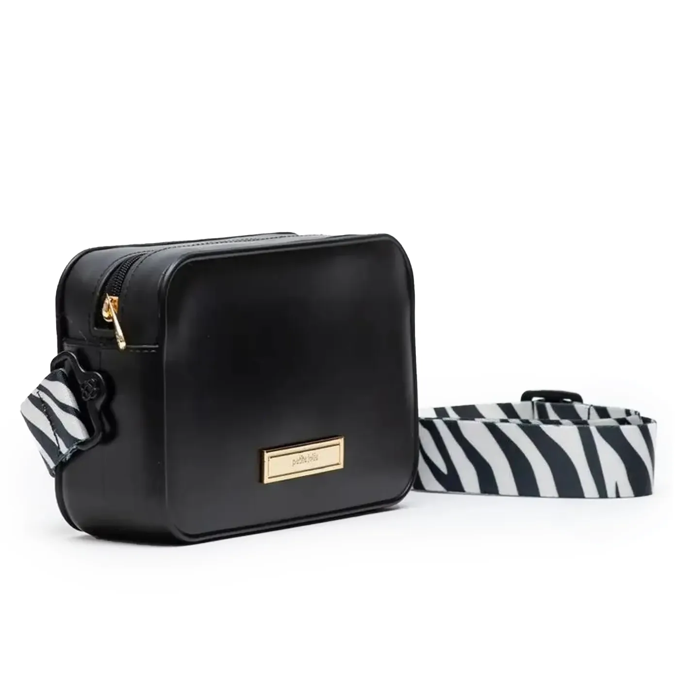Bolsa Petite Jolie preta com zíper dourado e alça estampada animal print em fundo branco.